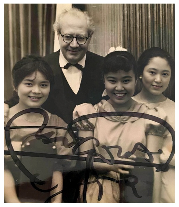 1959年5月24日 セゴビア氏に神田、遠藤、耳野の諸嬢と聖子がレッスンを受けた